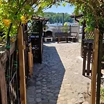 Nad Jeziorem, * Mikołajki