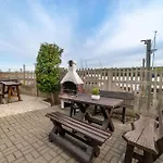 Nad Jeziorem, Tatil Evi